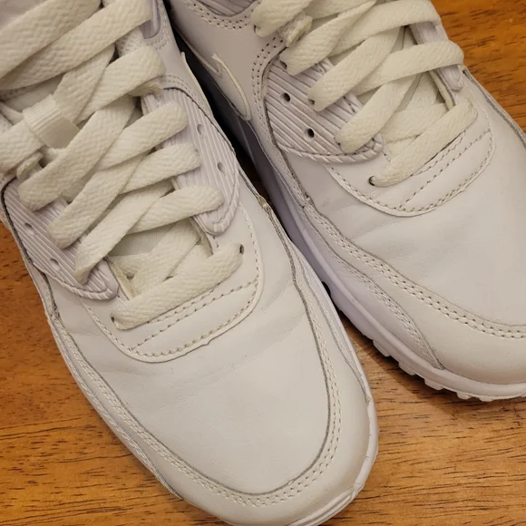 Nike Air Max 90 ▪︎ Classic All White Leather ▪︎EUC▪︎ Women's 8.5 (Youth Sz. 7) - Picture 5 of 7